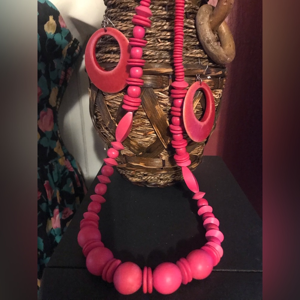 Vintage 1980’s set of fashion jewelries ( necklace and earrings )